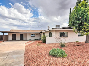 Lake Powell Views: Mid-century Home in Page