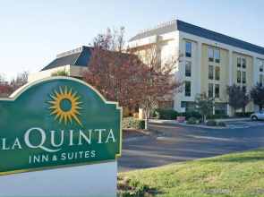 CLT Airport Inn & Suites