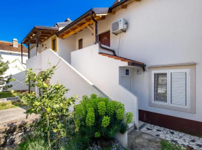 Apartment in pinewood near the sea