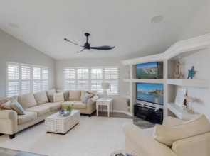 "Cast-Away" House I Immaculate 4 Bed Waterfront Home