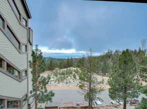 1 Mi to Stagecoach Lift! Homey Tahoe Townhome