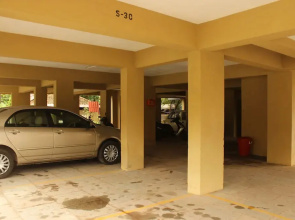 OYO 9887 Home 3BHK Near Club Cubana