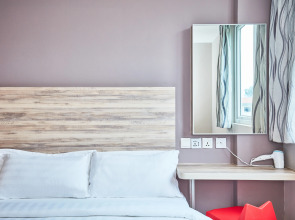 Ibis Budget Singapore Crystal