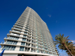 Hyde Resort Sophistication W/ Infinity Pools & Gym 2 Bedroom Condo