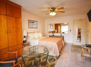 Sea Shore 41 Private Studio in Waikiki, 1 Block to Beach