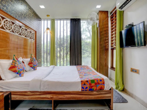 Fabhotel Vardhan House