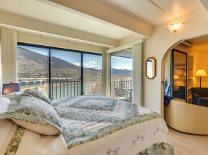 Mtn & Reservoir Views: Cozy Dillon Condo!