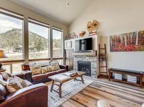 Newly Built Estes Park Townhome, 2 Miles to Rmnp!