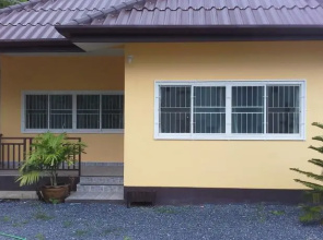 Links Kleines Haus, Karon Beach, Phuket