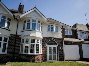 6-bed House - Sleeps 13 - Families & Contractors