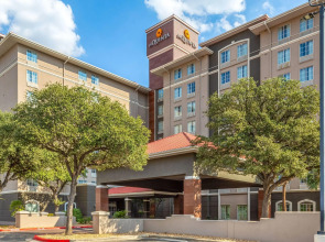 La Quinta Inn & Suites by Wyndham San Antonio Airport
