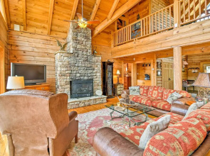 Lake Hartwell Lodge w/ Dock, Theater + Hot Tub!