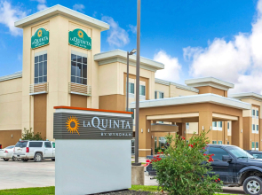 La Quinta Inn & Suites by Wyndham Gonzales TX