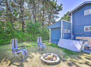 Coastal PNW Gem w/ Hot Tub - Walk to Beach!