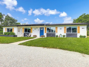 Swim, Game & Bbq: Family Retreat in Stuart