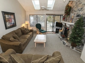 Seven Springs 2 BR Deluxe Condo with Mountain Views by RedAwning