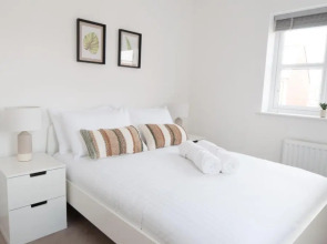 Lysander House - Modern, 4-Bed House, Near Alton Towers