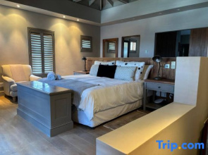 Luxurious 5-Bedroom Villa with Private Pool in Knysna