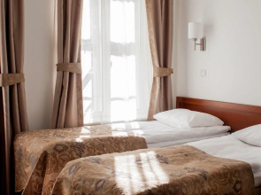 Отель Three Crowns Residents