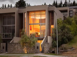 Lake Edge - Sleeps 6 - Centrally Located - Lake & Mountain Views