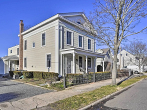 Bright Apartment - 1/2 Mi to Greenport Harbor!