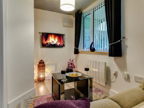 1 Bedroom Swinley Apartment Wigan, A Walk to Albert Infirmary & Town Centre, Free Parking