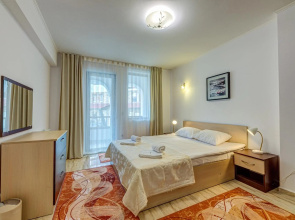 Bright and Spacious 2-BDR Apartment with Balcony