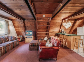 54sl - Hot Tub - Pets Ok - Sleeps 4 2 Bedroom Cabin by RedAwning