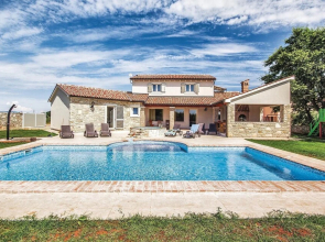Stunning Home in Valtura With Jacuzzi, Wifi and 4 Bedrooms