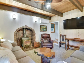 Peaceful Mt. Hood Cabin w/ Hot Tub & Fire Pit!