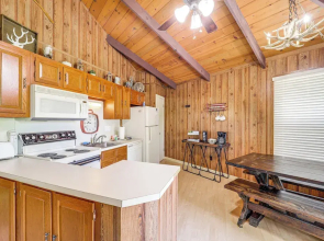 Beech Mountain Cabin w/ Deck, Grill: Ski + Hike!