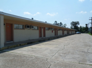 Deluxe Inn Motel