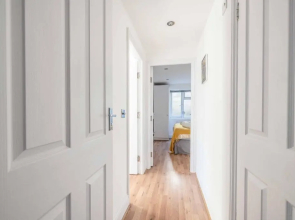 Windsor centre sleeps six with parking