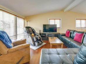 Bright Ann Arbor Home w/ Yard, 3 Mi to U of M