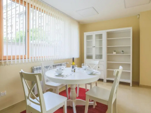 Bright 1bdr Apartment in Top Center