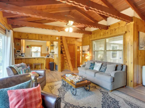 Crestline Cabin: Close to Lake Arrowhead & Skiing