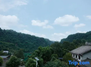 Emeishan Yishan Guiyin Hotel (Qingyin Pavilion Scenic Area)