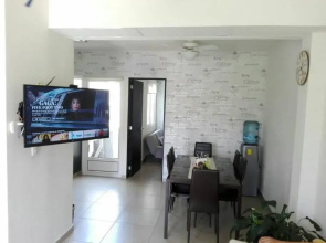 Casa con alberca y laguna