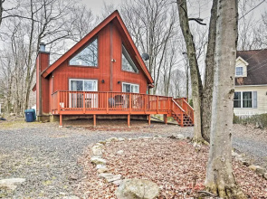 Golf, Ski + Fish: Cabin w/ Deck in Tobyhanna!