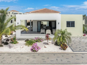 Infinity Blue villa with private pool at Mambo Beach