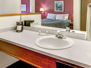 Days Inn & Suites by Wyndham Gresham