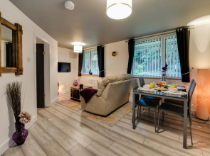 1 Bedroom Swinley Apartment Wigan, A Walk to Albert Infirmary & Town Centre, Free Parking