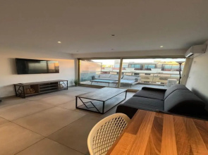 Très beau studio avec terrasse, situé à 100m des plages de Juans les pins