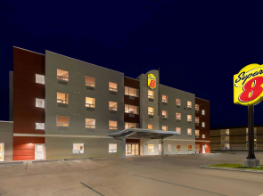 Super 8 by Wyndham Thompson