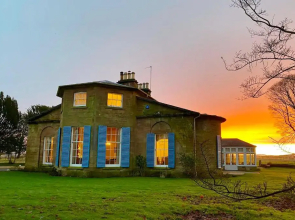 Luxury Scottish Manor House, jacuzzi & bbq cabin