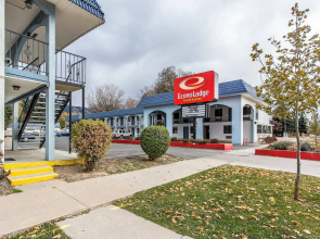 Econo Lodge Inn & Suites