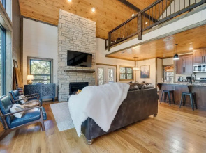 Serene Broken Bow Cabin w/ Hot Tub & Fire Pit!