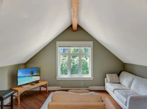 Parker by the Sea - Quaint Apartment with Beach Access