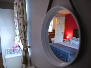 Seascape on the Edge of Town: 4 Beds All Ensuite.