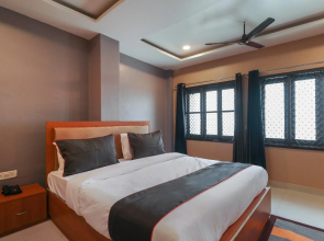 OYO 48230 Collection O Swarna Banquet BHU Rd